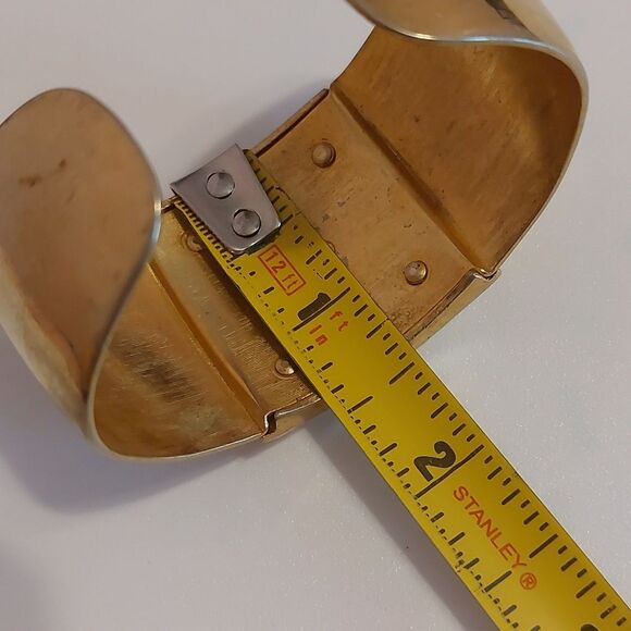 Vtg 1980s AVON Gold Tone Large Ivory White Square Lucite Chunky Cuff Bracelet - Picture 9 of 9